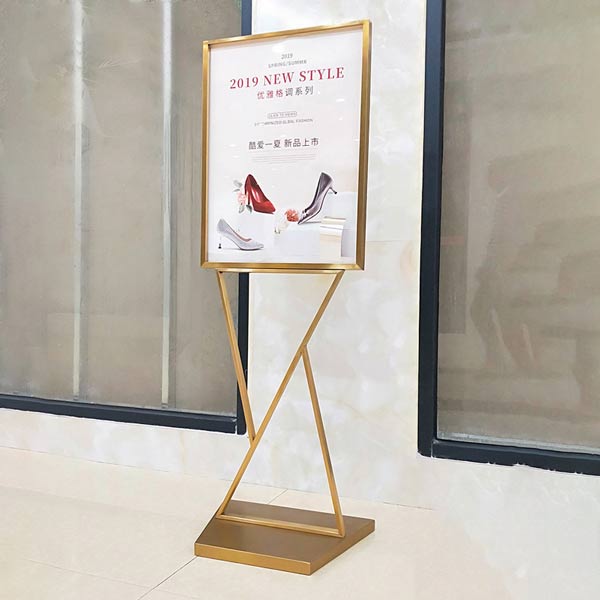 Bảng welcome tông màu inox mạ vàng ánh kim