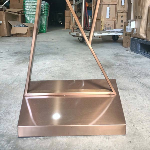 Thiết kế chân đế bảng welcome chắc chắn