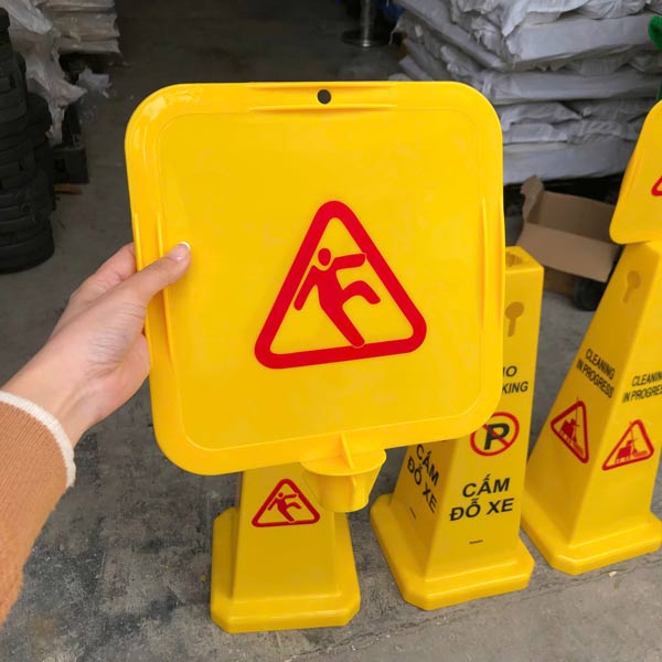 Cận cảnh biển báo cắm trụ tại kho Paloca