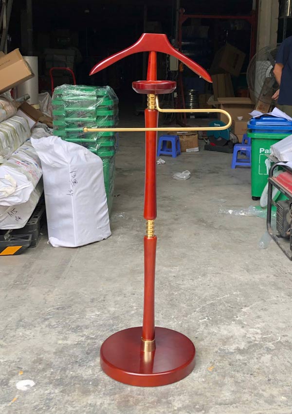 Paloca lắp đặt cây treo đồ vest bằng gỗ để bàn giao cho khách