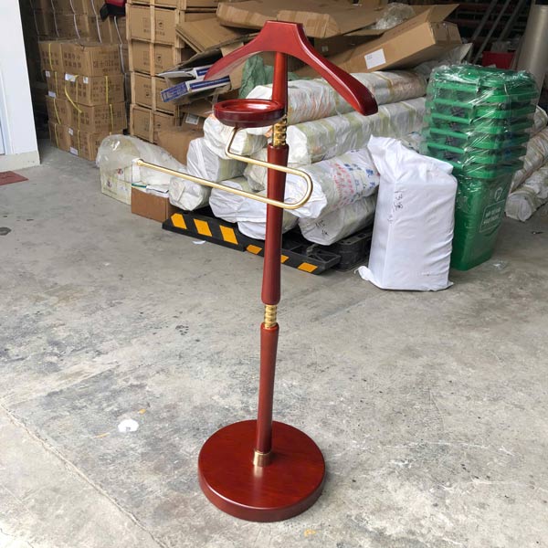 Paloca lắp đặt cây treo đồ vest bằng gỗ để bàn giao cho khách