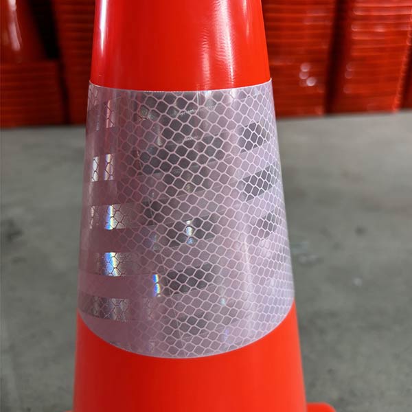 Dải phản quang trắng trên thân cọc tiêu màu cam