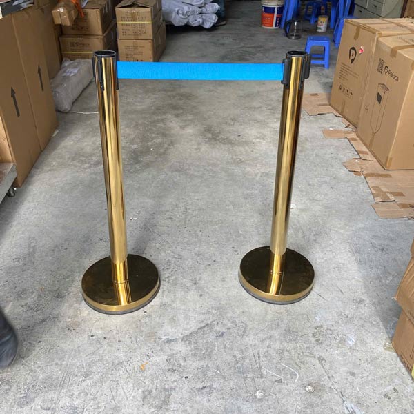 Lắp đặt cột inox phân làn dây xanh biển tại kho Paloca