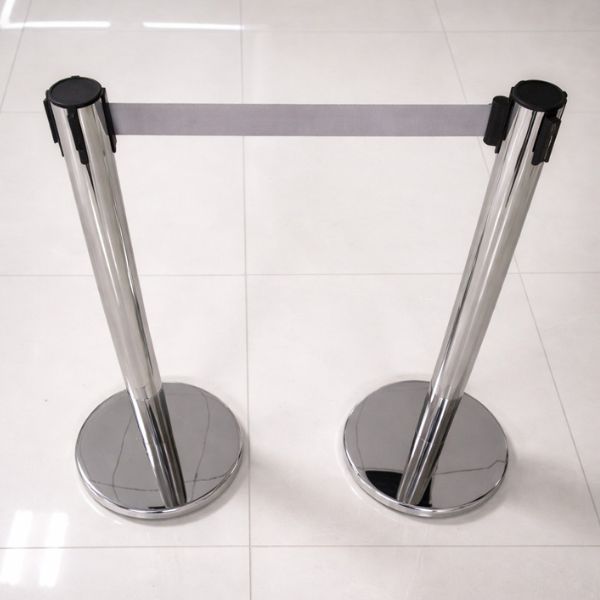 Cột chắn inox trắng dây căng màu ghi