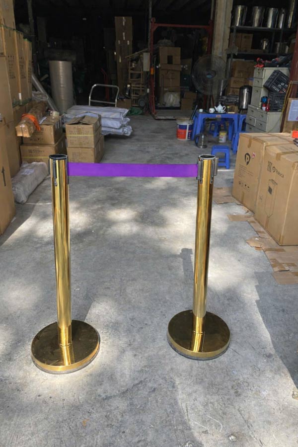 Hình ảnh thực tế cột chắn dây tím căng kéo tại kho Paloca