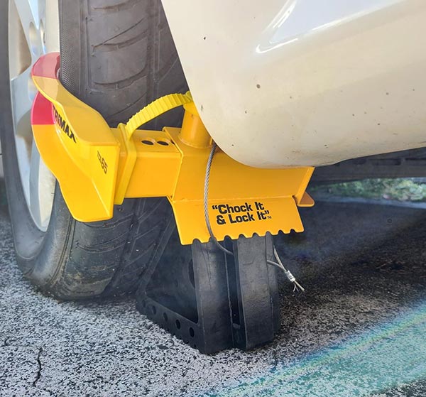 Chặn lùi sau bánh xe ô tô dễ dàng