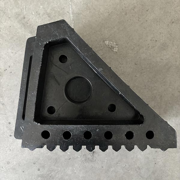 Cục chèn bánh xe có quai cầm tiện lợi