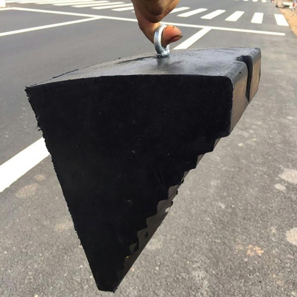 Trọng lượng cục chặn nhẹ lại có móc cầm tiện di chuyển