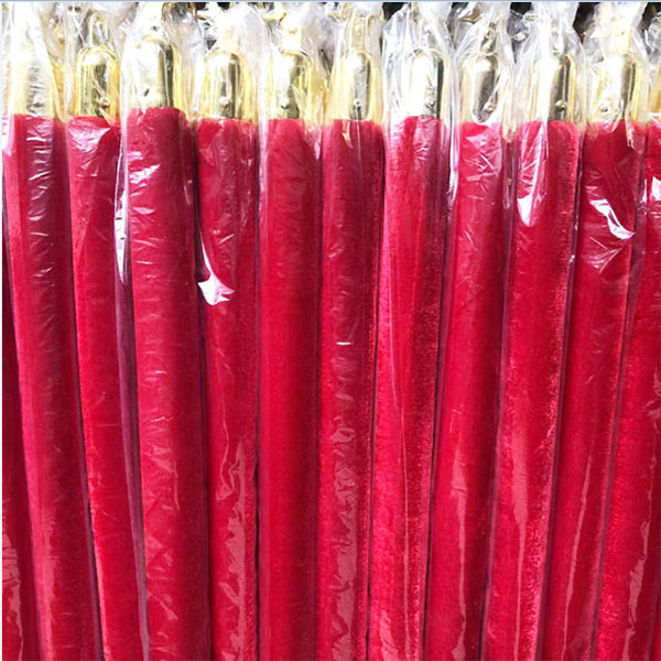 Hình ảnh thực tế dây nhung đỏ cột chắn tại kho