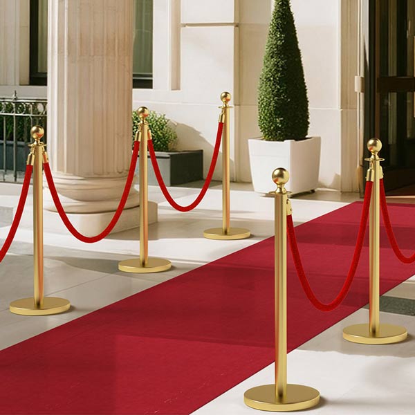 Cột chắn dây nhung trùng đỏ làm đẹp nhiều không gian