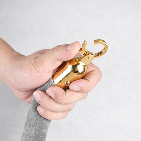 Móc inox tại 2 đầu dây nhung cột chắn