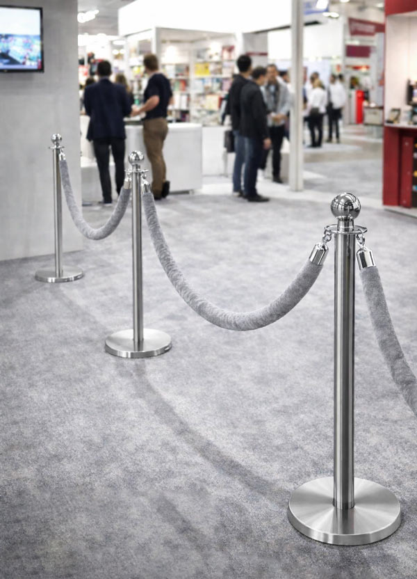 Cột chắn dây nhung màu xám dùng cho không gian sự kiện