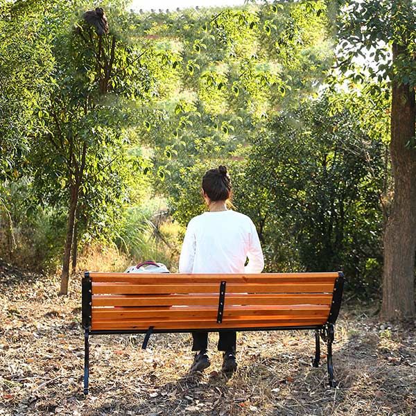 Mặt sau ghế có thanh đỡ giúp gia cố ghế tốt hơn