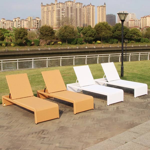 Mẫu ghế tắm nắng mây nhựa có nhiều màu sắc