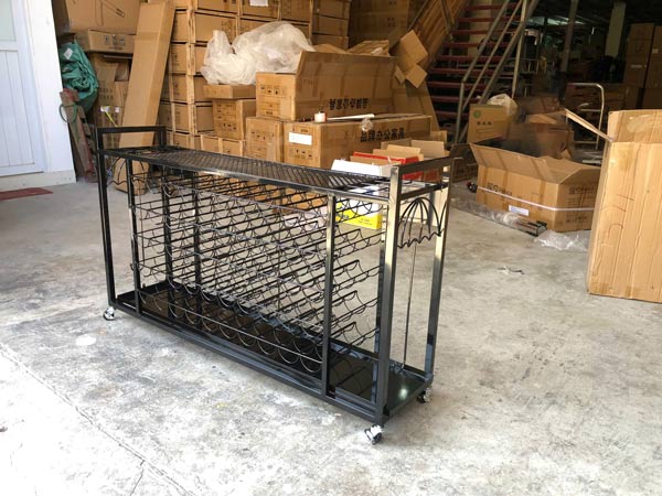 Mẫu kệ treo ô khung thép có bánh xe được lắp hoàn chỉnh ở kho Paloca