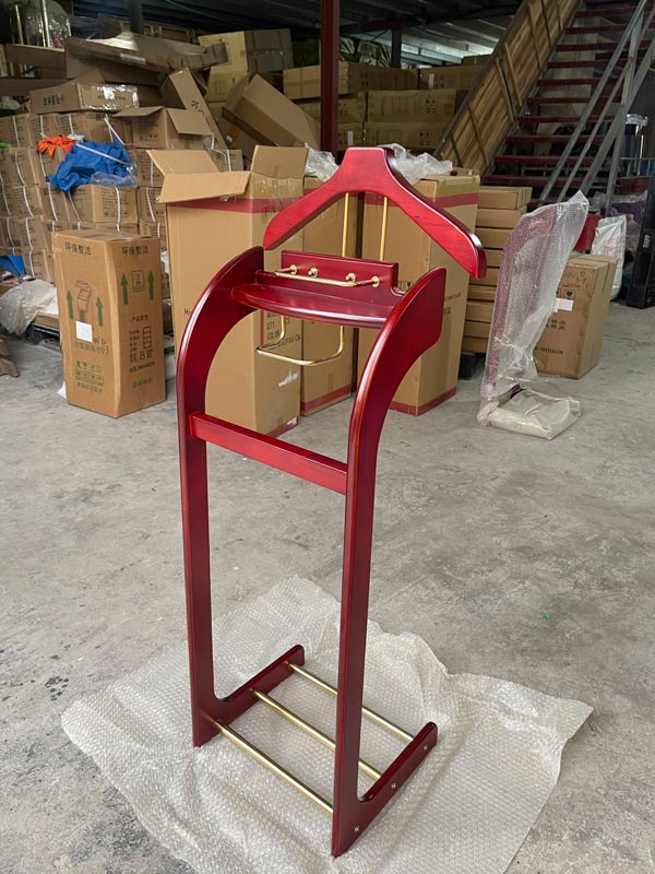 Paloca lắp đặt giá gỗ treo quần áo vest để bàn giao cho khách