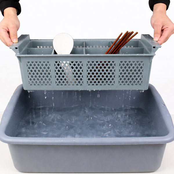 Thân giỏ đục lỗ thông thoáng tiện lợi khi vệ sinh.