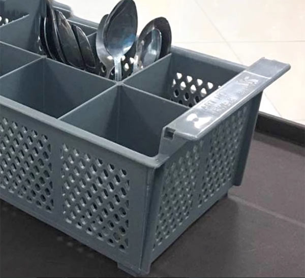 Quai cầm phía đầu giỏ để thìa đũa