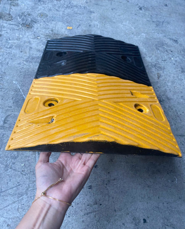 Gờ giảm tốc độ bằng cao su chắc chắn