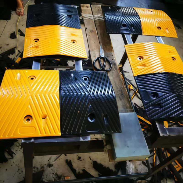 Các thân gờ giảm tốc độ có độ dài 50cm