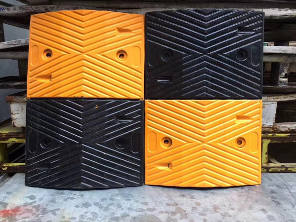 Gờ giảm tốc tông màu đen, vàng