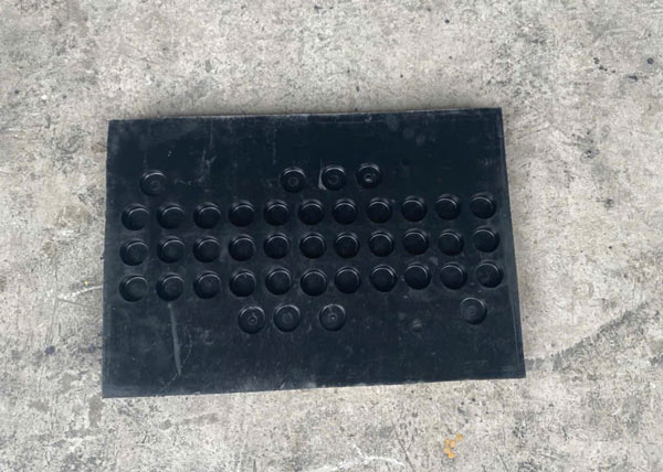 Mặt sau của gờ giảm tốc độ