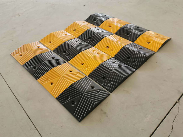 Gờ giảm tốc cao su tại kho Paloca