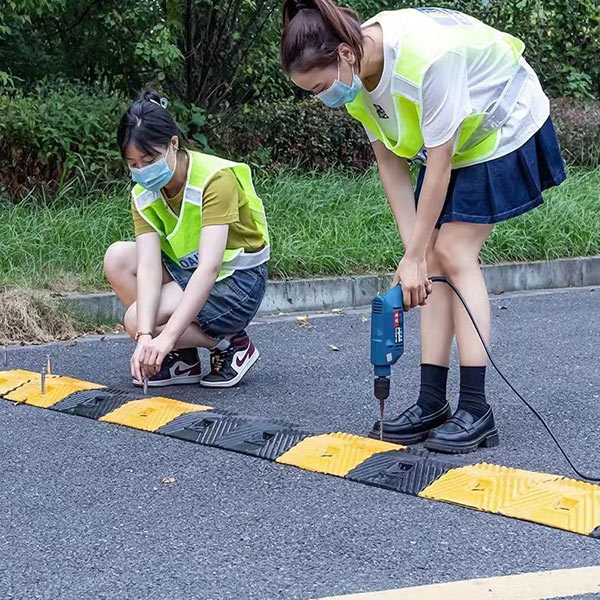 Thi công lắp đặt gờ giảm tốc