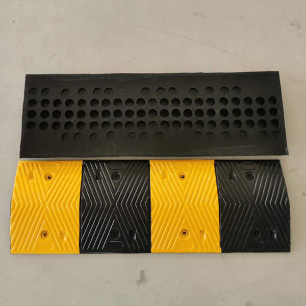 Mỗi tấm gờ giảm tốc cao su có chiều dài 1m