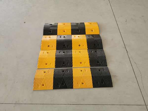 Gờ giảm tốc cao su tại kho Paloca