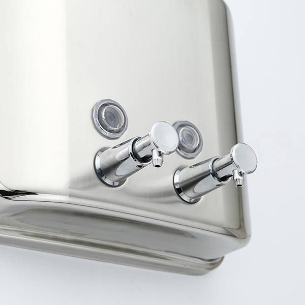 Cận cảnh nút nhấn của mẫu bình đôi để nước rửa tay