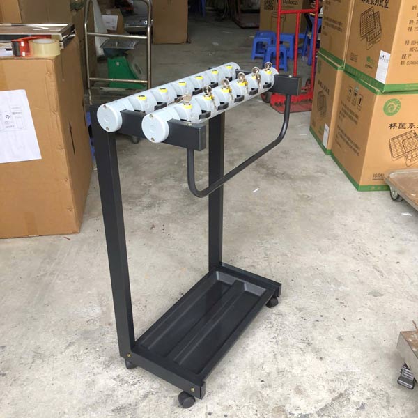 Paloca kiểm tra kỹ giá treo ô trước khi giao cho khách