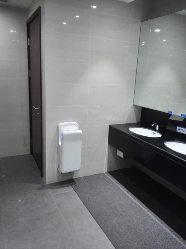 Máy sấy khô tay được lắp đặt trong nhà vệ sinh công cộng
