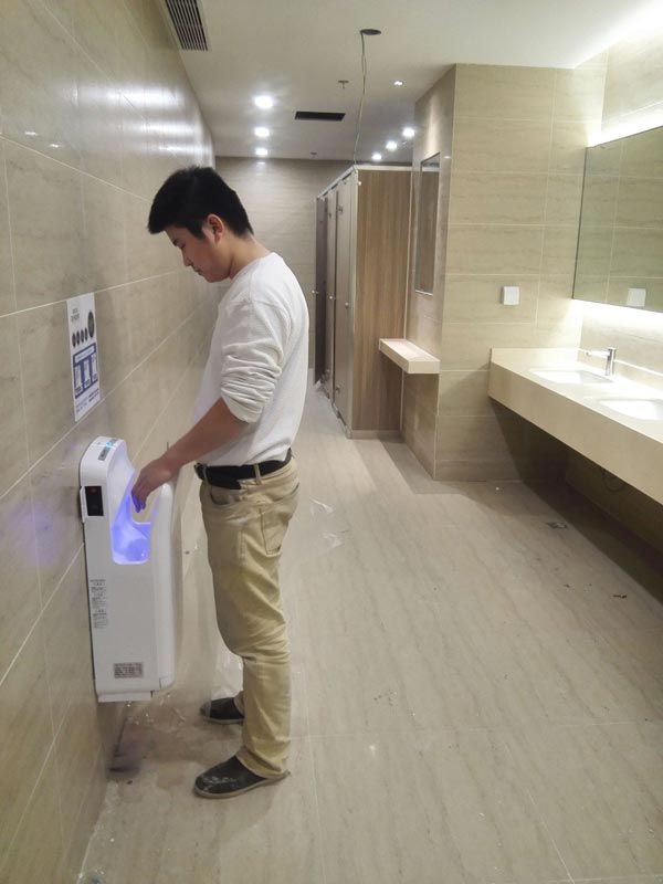 Sử dụng máy sấy tay tại nhà vệ sinh công cộng