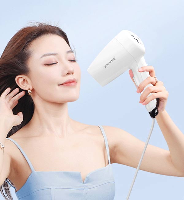 Công suất lớn của máy sấy tóc làm khô tóc nhanh