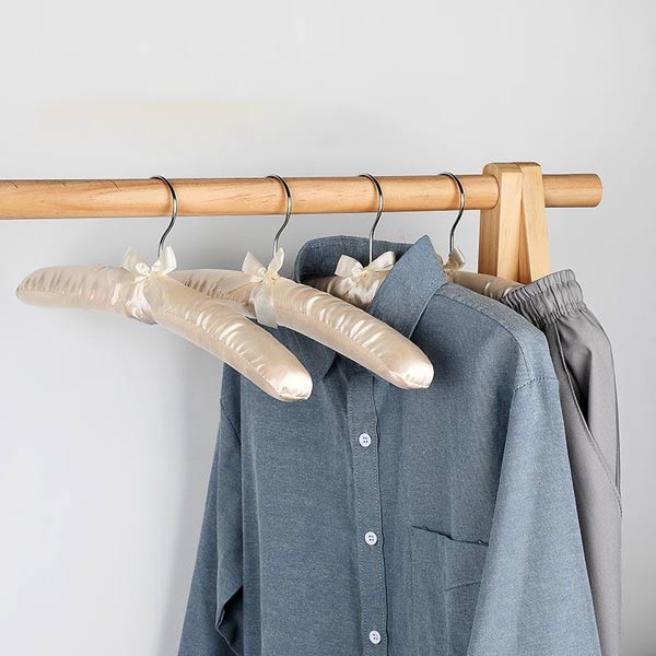 Các cửa hàng quần áo cũng khá ưa chuộng loại móc treo này