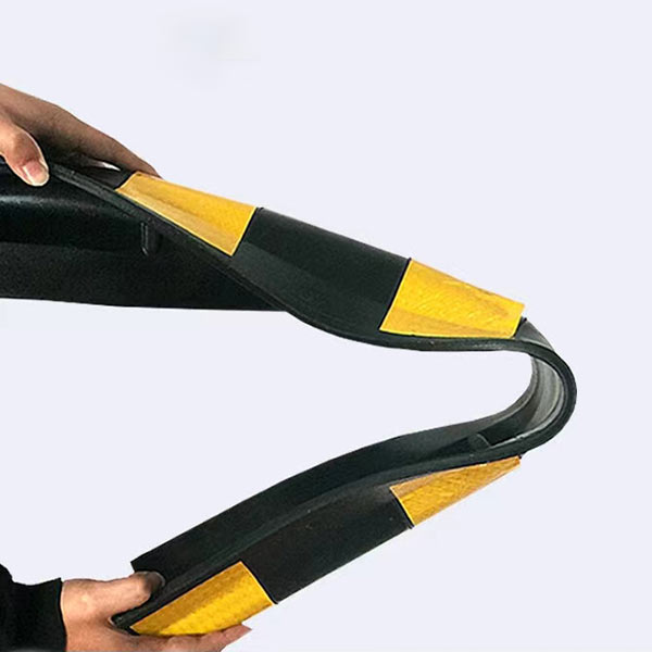 Ốp góc cột bằng cao su nên rất dẻo dai, đàn hồi tốt