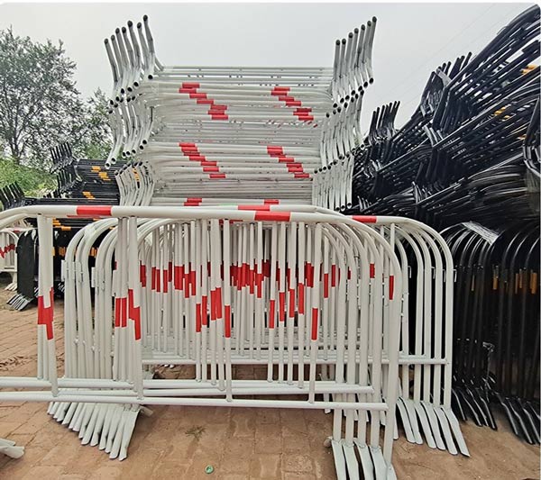 Paloca kiểm tra và sắp xếp rào chắn barie giao cho khách