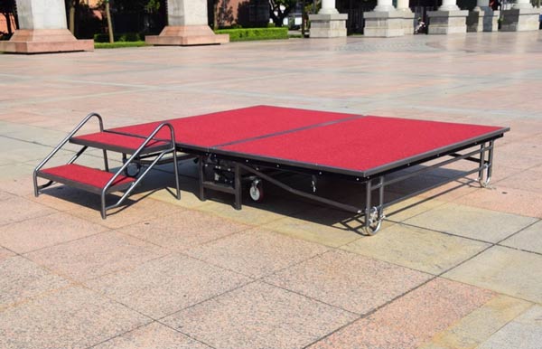 Paloca bán cả bậc thang lẫn bục sân khấu