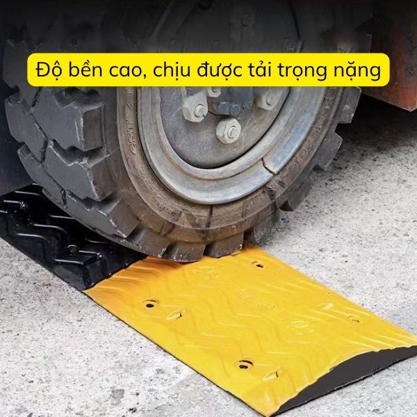 Gờ giảm tốc làm bằng cao su dày, chịu lực tốt
