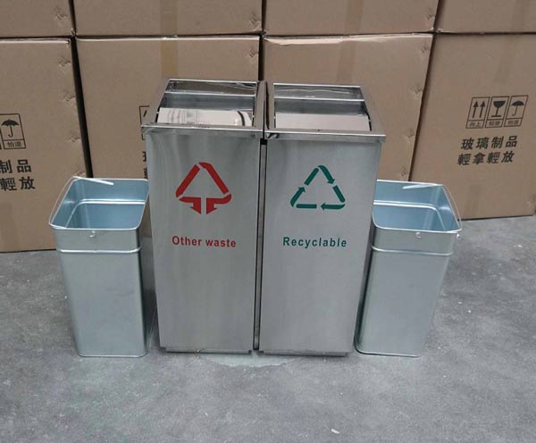 Thùng rác 2 ngăn có gạt tàn nắp bập bênh tại kho Paloca