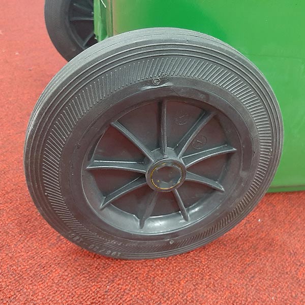 Cận cảnh bánh xe thùng rác