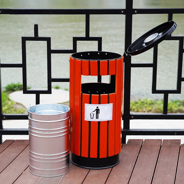 Mẫu thùng rác có sọt tôn hoa chứa rác bên trong