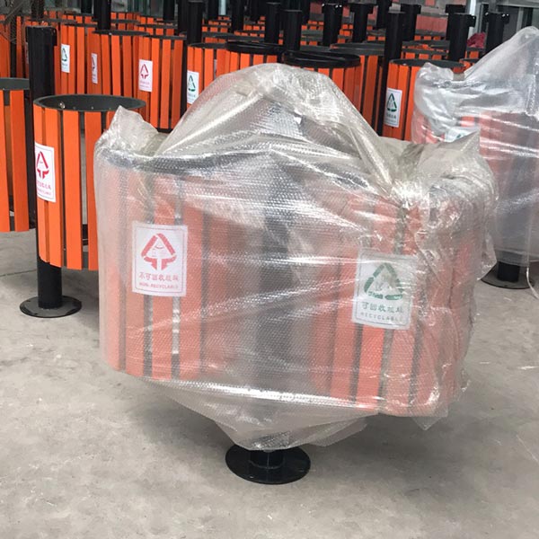 Bọc và đóng gói thùng rác giả gỗ để giao cho khách hàng