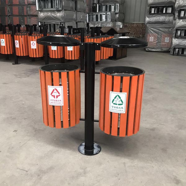 Hình ảnh thực tế thùng rác giả gỗ treo đôi tại kho Paloca