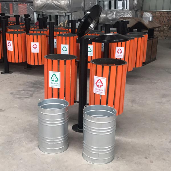 Hình ảnh thực tế thùng rác giả gỗ treo đôi tại kho Paloca