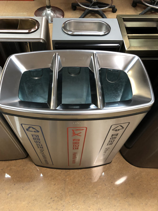 Hình ảnh thực tế thùng rác inox 3 ngăn nắp hở
