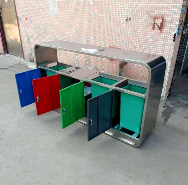 Thùng tôn hoa đựng rác đặt trong mỗi ngăn