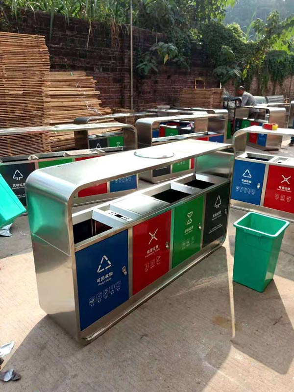 Gạt tàn bố trí trên nắp thùng rác 4 ngăn