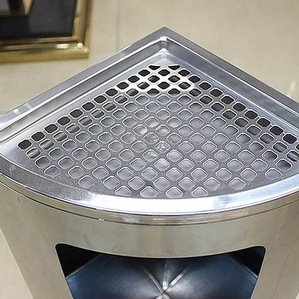 Cận cảnh khay gạt tàn trên nắp thùng rác